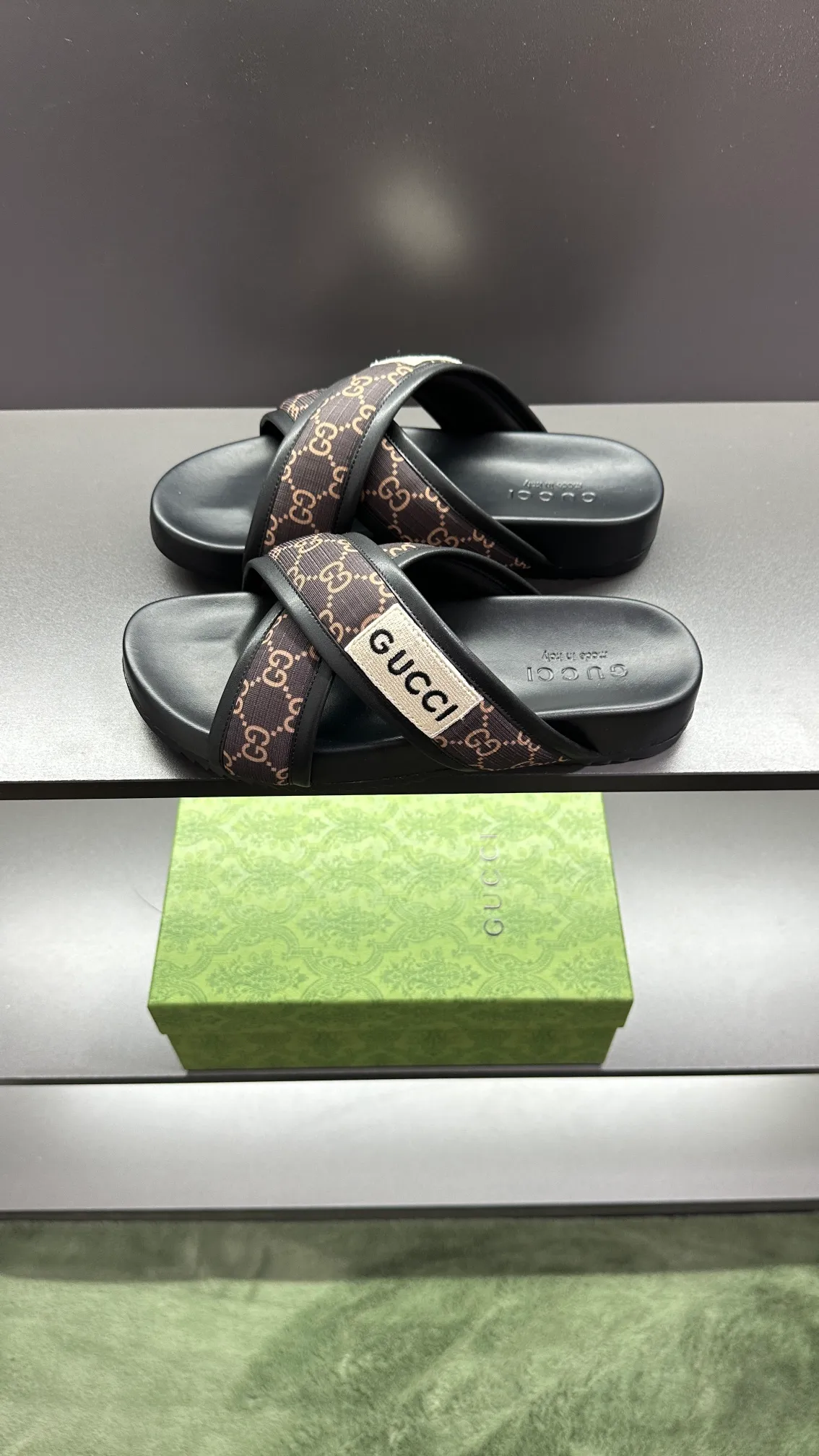 [G Family Couple Style] P: 300💰Female size 36~40 Men's size 39~45, (46. Custom-made Unisex GG slippers This slipper is made of GG polyester fiber and is decorated with a Gucci label on the front, adding a striking logo feel to the style. Beige GG recycled polyester fiber Unisex leather trim "Gucci Made in Italy" embroidered label Rubber sole Flat Made in Italy